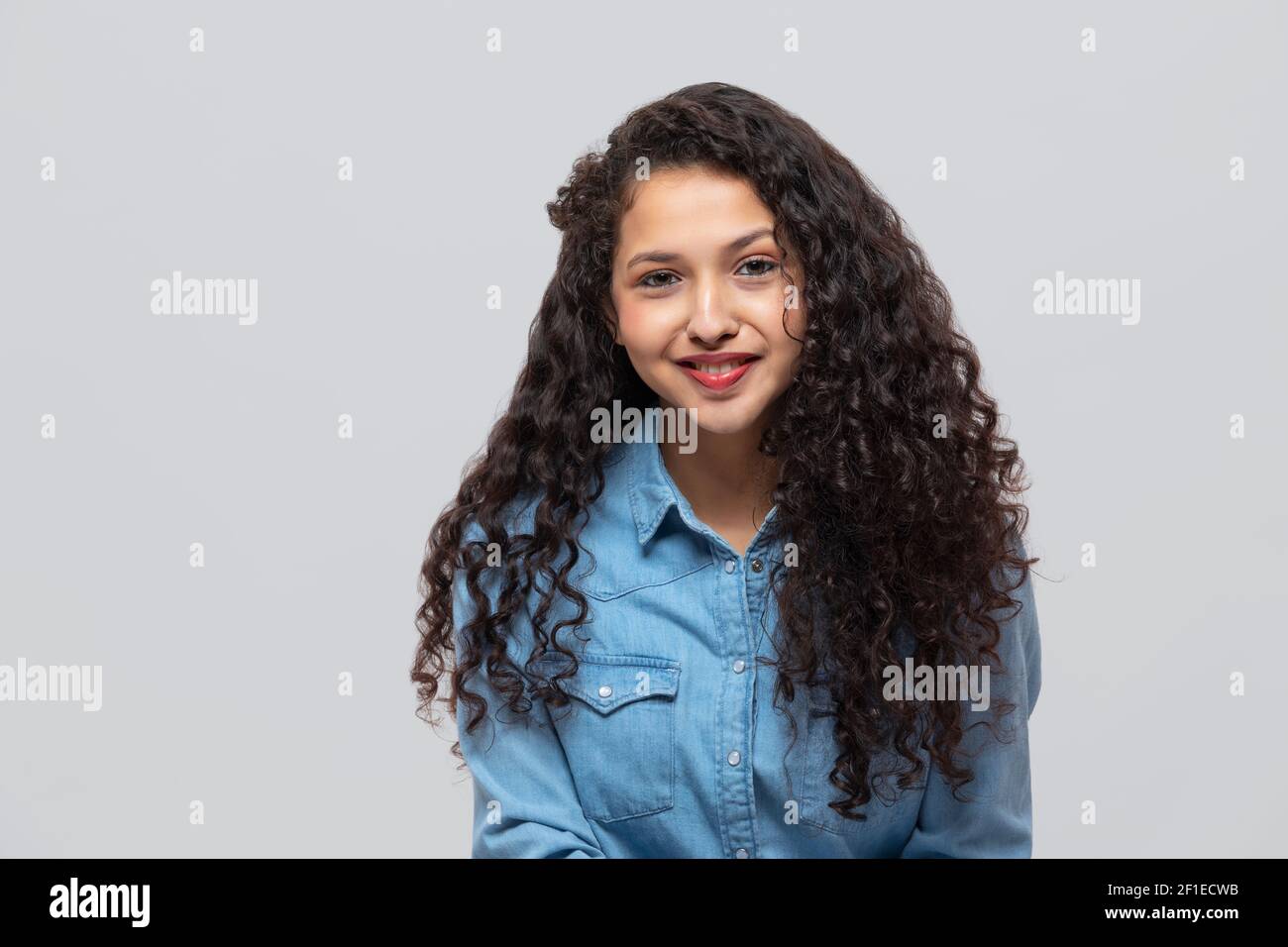 A HAPPY TEENAGE GIRL LOOKING AT CAMERA AND SMILING Stock Photo - Alamy