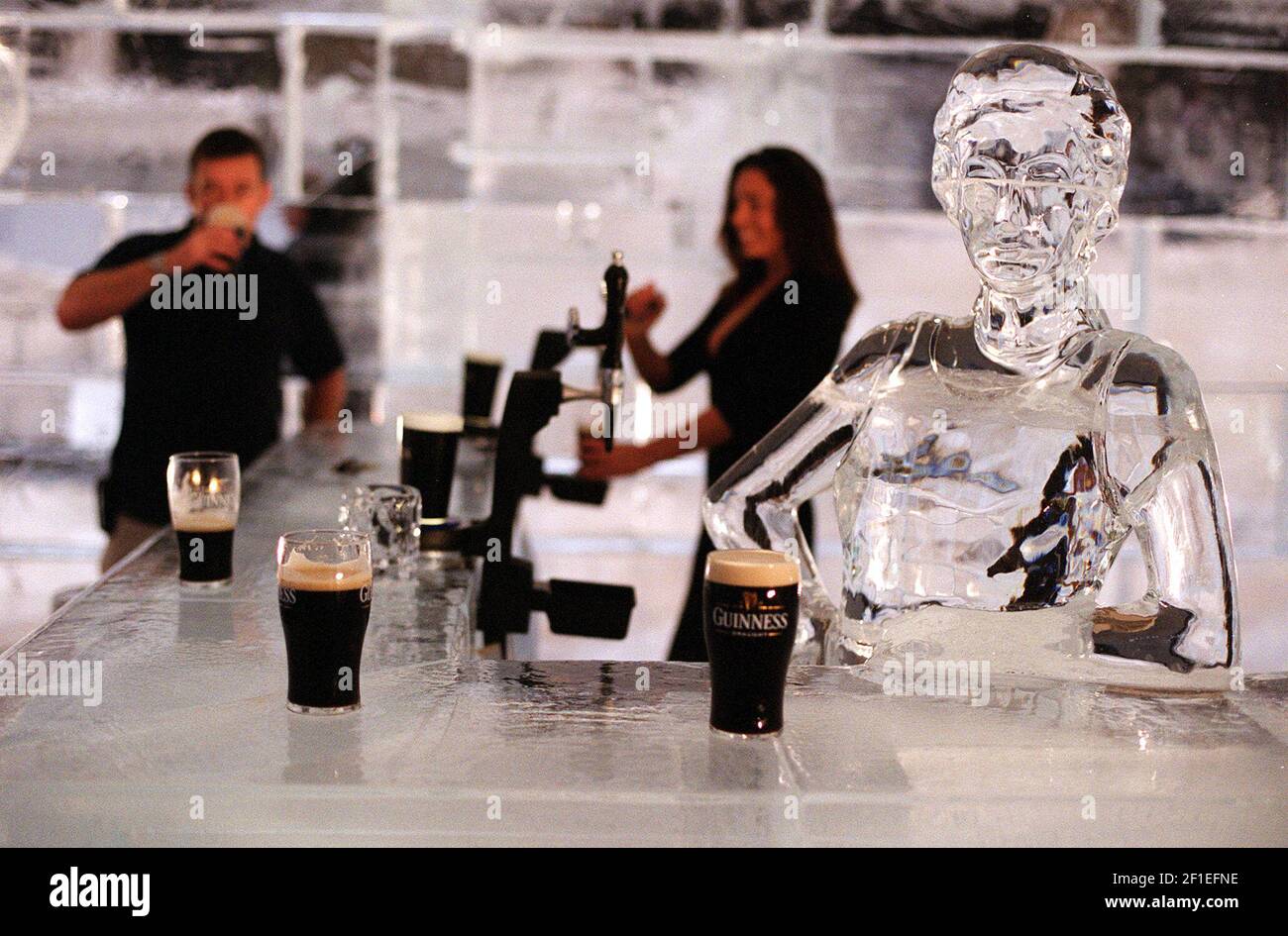A WORKMAN SAMPLES A COLD GUINNESS AT THE ICE SCULPTURE BAR ON DISPLAY FOR A LIMITED TIME(UNTIL IT MELTS!) AT THE BROADGATE CIRCUS TODAY. SPONSORED BY GUINNESS . PHOTOGRAPH BY MARK CHILVERS. 19/9/00 Stock Photo
