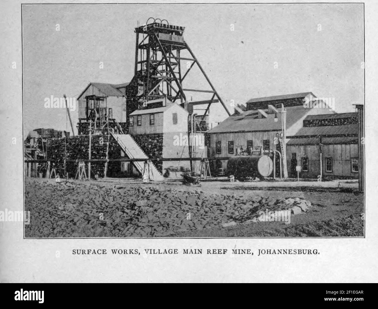 Surface Works, Village Main Reef Mine, Johannesburg from the book ' Boer and Britisher in South Africa; a history of the Boer-British war and the wars for United South Africa, together with biographies of the great men who made the history of South Africa ' By Neville, John Ormond Published by Thompson & Thomas, Chicago, USA in 1900 Stock Photo