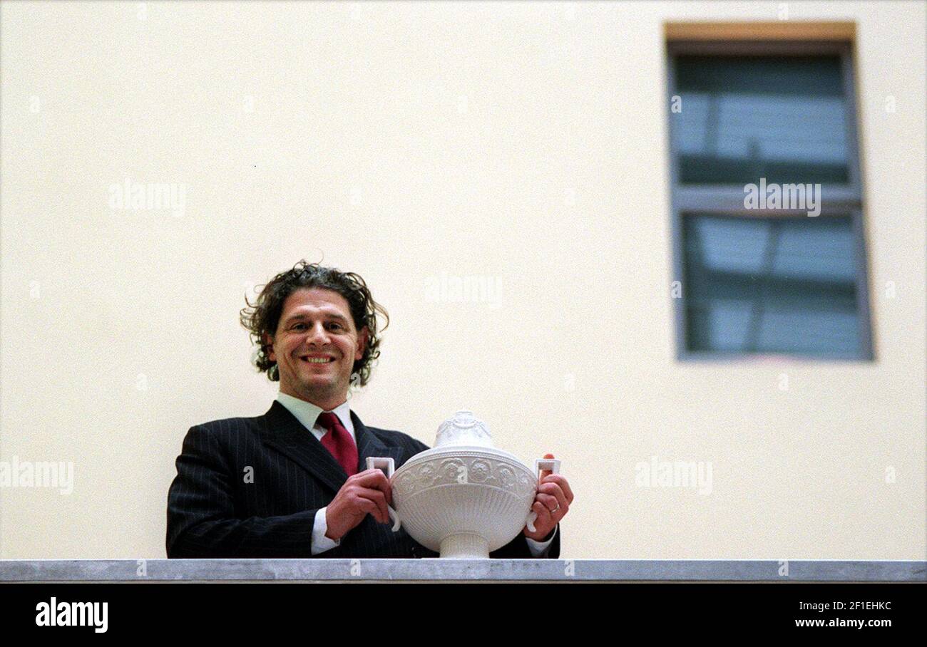 MARCO PIERRE WHITE OCTOBER 2000WAS VOTED CHEF OF THE DECADE BY HIS PEERS, AT AN AWARDS CEREMONY HOSTED BY THE AA, IN LONDON. PIC SHOWS HIM WITH THE PORCELAIN TUREEN WHICH HE WON Stock Photo