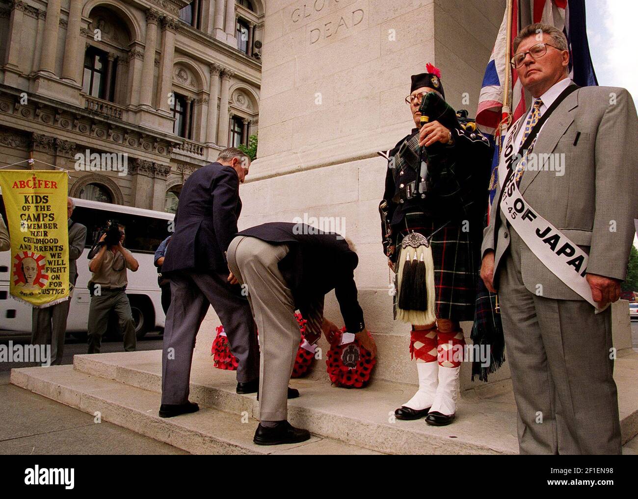 ON THE 55 ANNIVERSARY OF V.J. DAY W.W.2 JAPANESE P.O.W'S HELD A MEMORIAL AT THE CENITAPH WHERE REATHS WERE LAID , BILL PLENTY WAS THE LONE PIPER. PHOTOGRAPH BY MARK CHILVERS. 15/8/00 Stock Photo