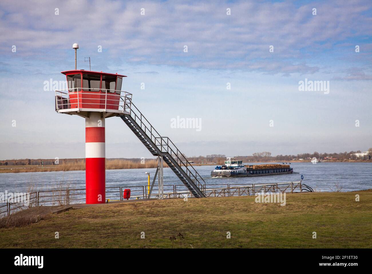 water level gauge on the Rhine in Wesel, North Rhine-Westphalia, Germany.  Wasserstands-Pegelmesser am Rhein bei Wesel, Nordrhein-Westfalen, Deutschla  Stock Photo - Alamy