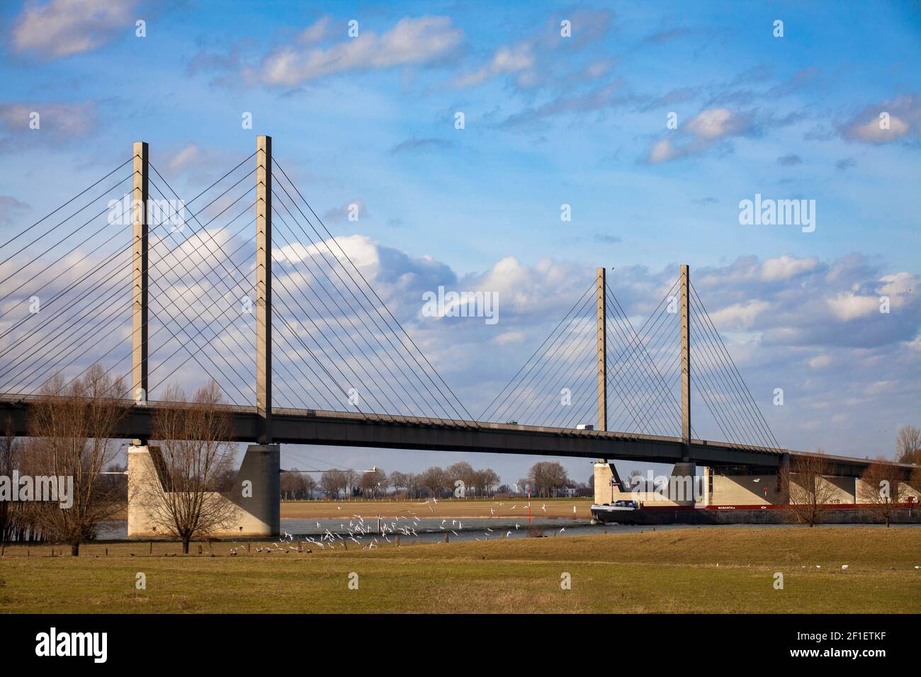 the Rhine bridge in Rees, Lower Rhine region, North Rhine-Westphalia, Germany.  die Rheinbruecke in Rees, Niederrhein, Nordrhein-Westfalen, Deutschlan Stock Photo