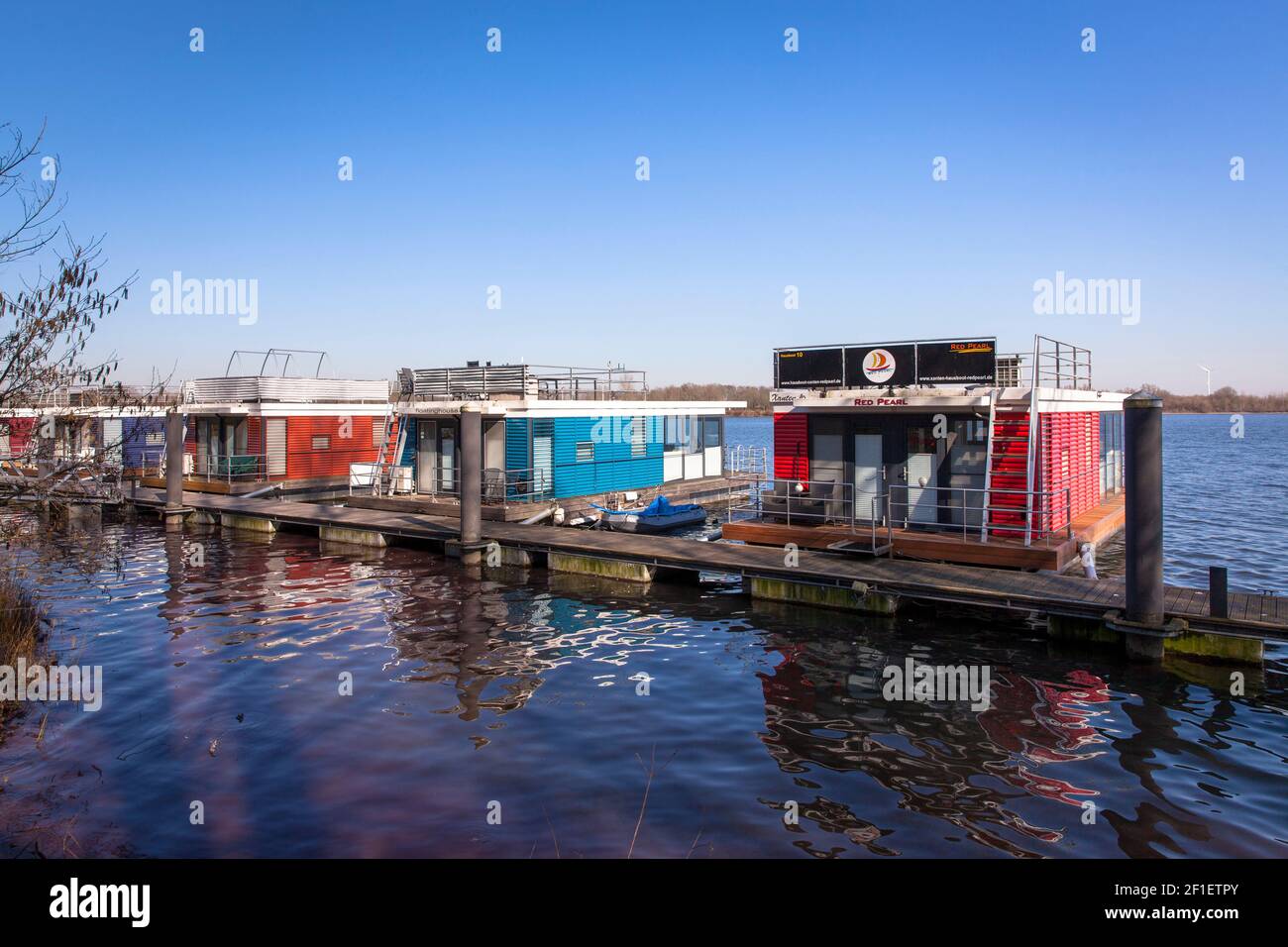 Floating house boats hires stock photography and images Alamy