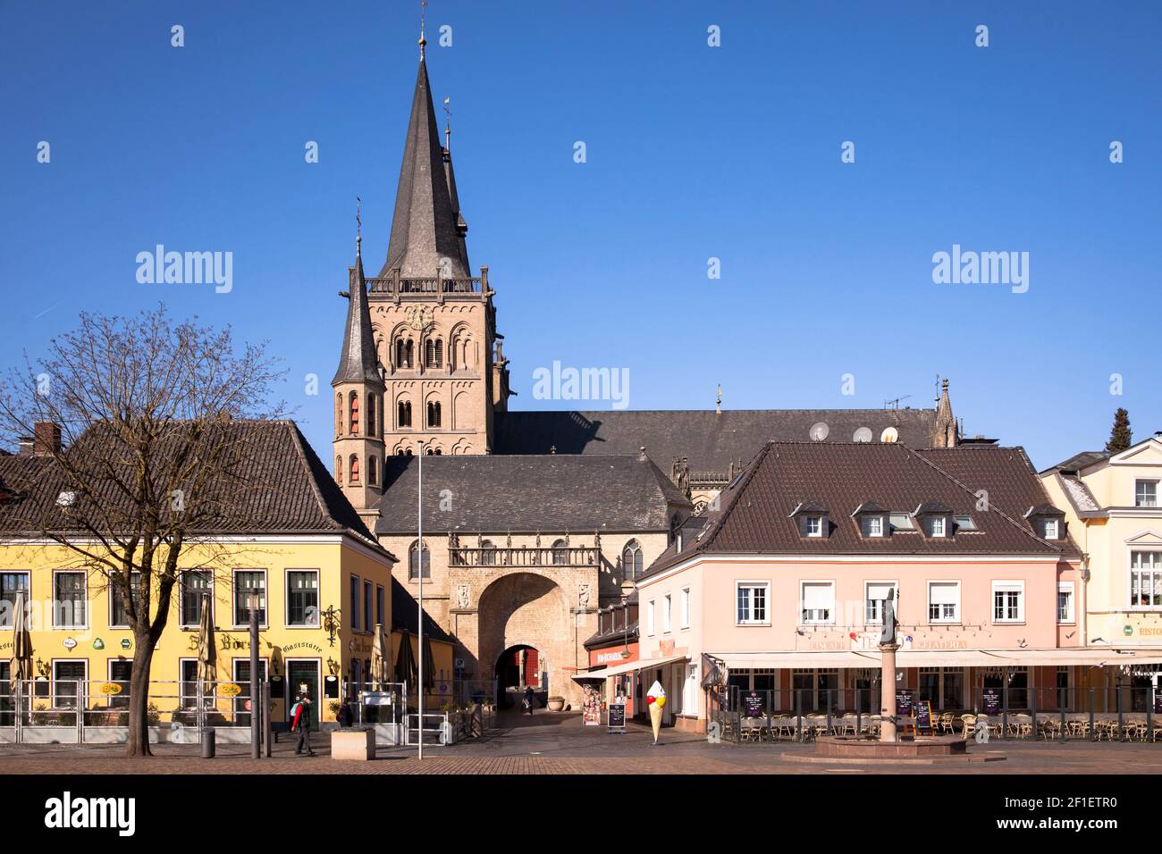the St. Victor's cathedral and the marketplace, restaurants, Xanten, North Rhine-Westphalia, Germany.  der St. Viktor Dom  und der Marktplatz, Restaur Stock Photo