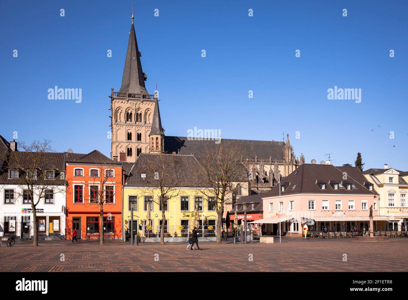 the St. Victor's cathedral and the marketplace, restaurants, Xanten, North Rhine-Westphalia, Germany.  der St. Viktor Dom  und der Marktplatz, Restaur Stock Photo
