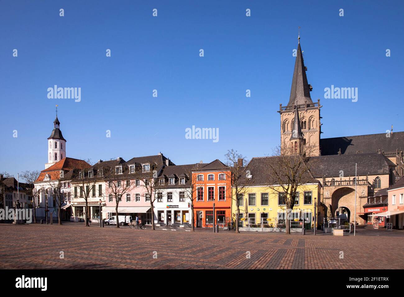 the protestant church and the St. Victor's cathedral and the marketplace, restaurants, Xanten, North Rhine-Westphalia, Germany.  Evangelische Kirche u Stock Photo