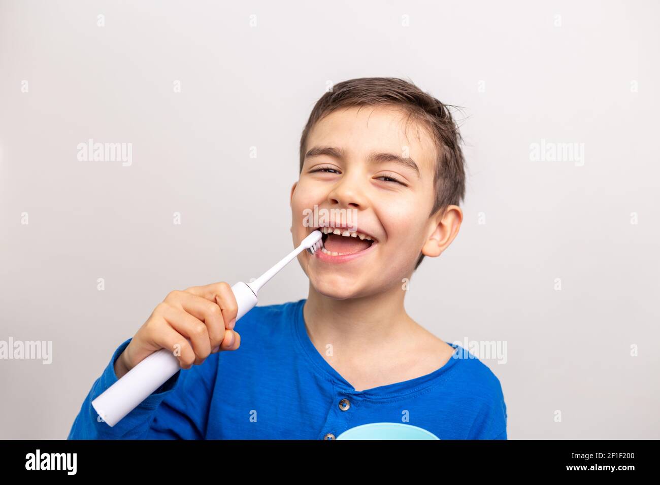 Washing teeth 6 hires stock photography and images Alamy