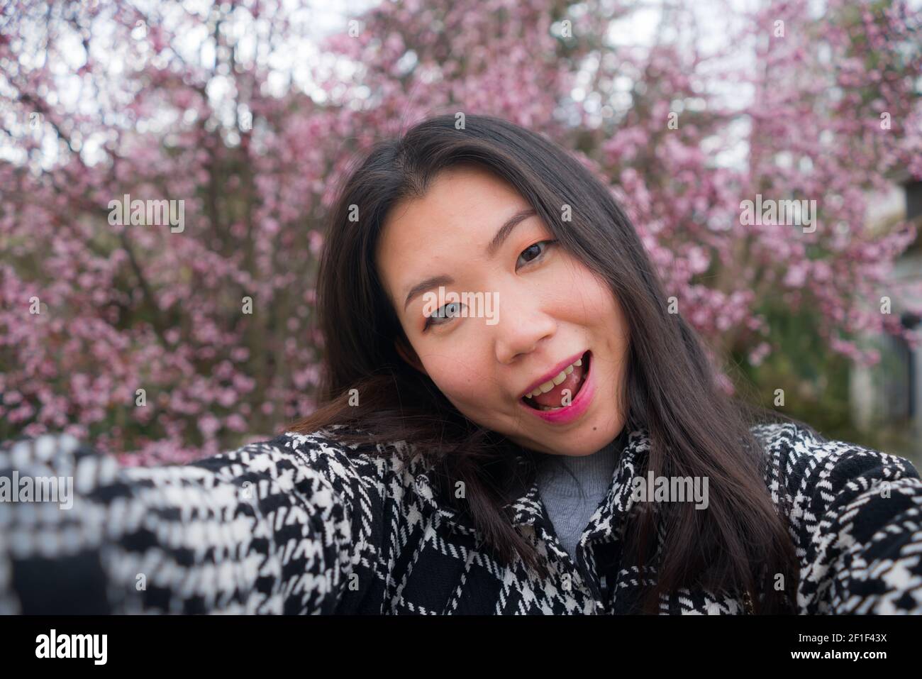Female Chinese Tourist Taking Selfie High Resolution Stock Photography And Images Alamy