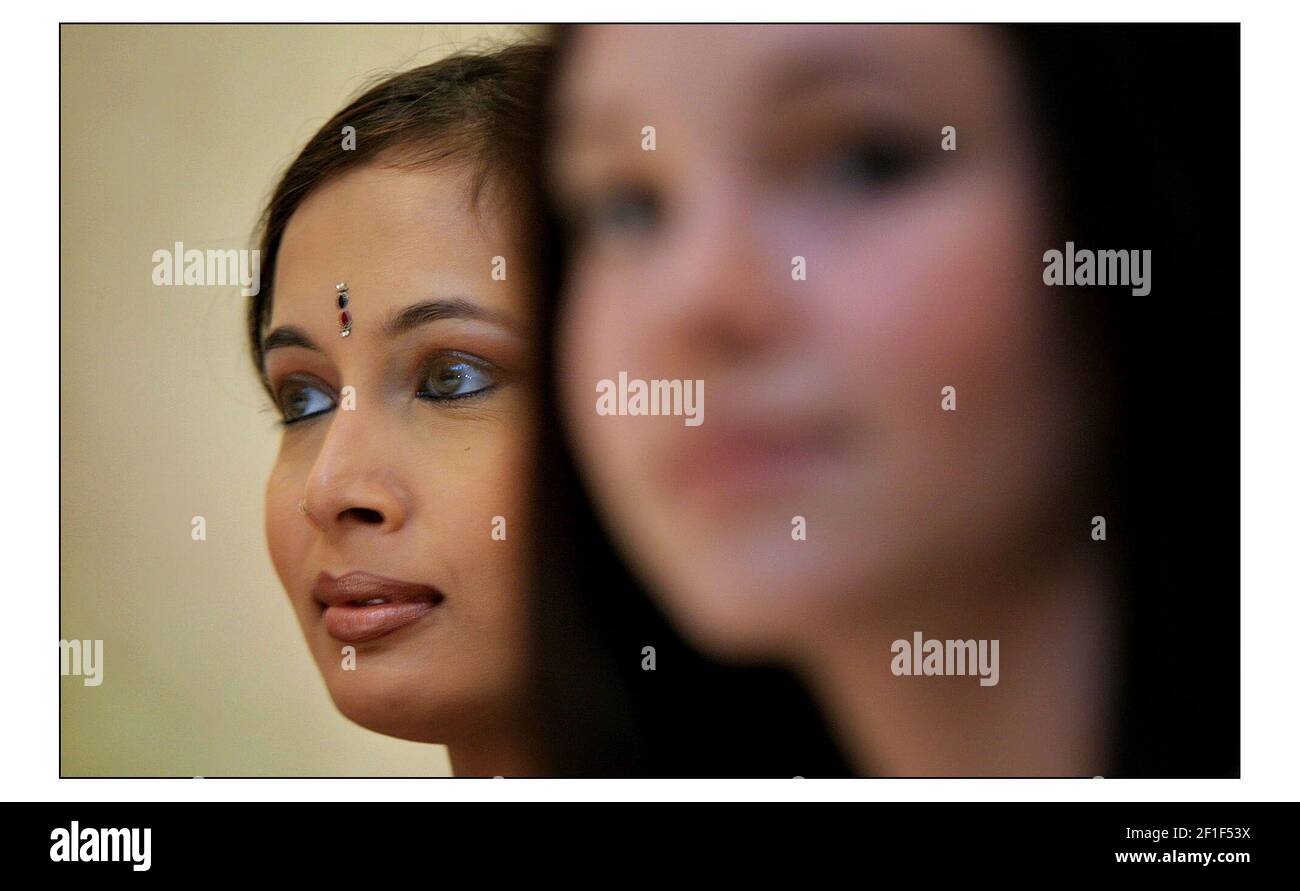 Miss India and Miss Italy at the Miss World Press Conf at the Sheritan Heathrow hotel in London.....The competition has been mooved to london due to rioting in Nigeria.pic David Sandison 25/11/2002 Stock Photo