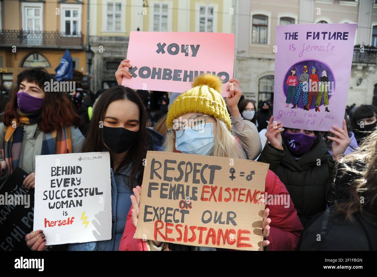 Women not wearing facemasks hi-res stock photography and images - Alamy