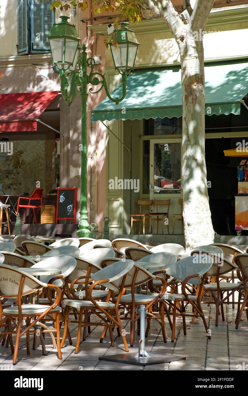 Empty coffee bar chairs hi-res stock photography and images - Alamy