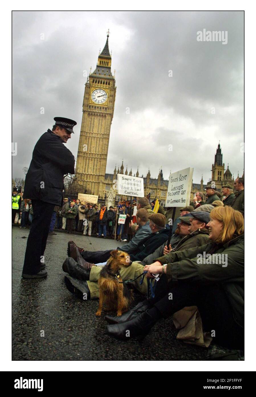 Fox Hunt vote in Westminster..Demos blocked the road outside parliament.pic David Sandison 18/3/2002 Stock Photo