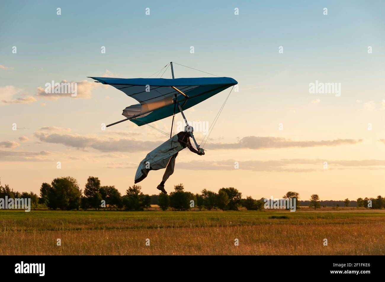 Learning to fly a delta glider hi res stock photography and images Alamy