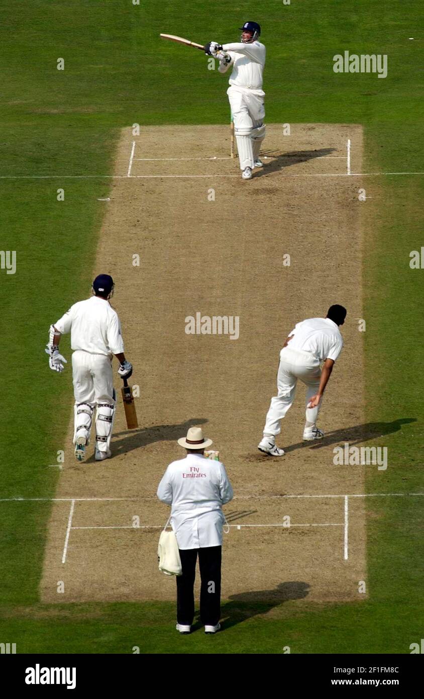 4THE TEST ENGLAND V INDIA AT THE OVAL 5/9/2002 TRESCOTHICK ABOUT TO BE CAUGHT OUT PICTURE DAVID ASHDOWN.TEST CRICKET OVAL Stock Photo