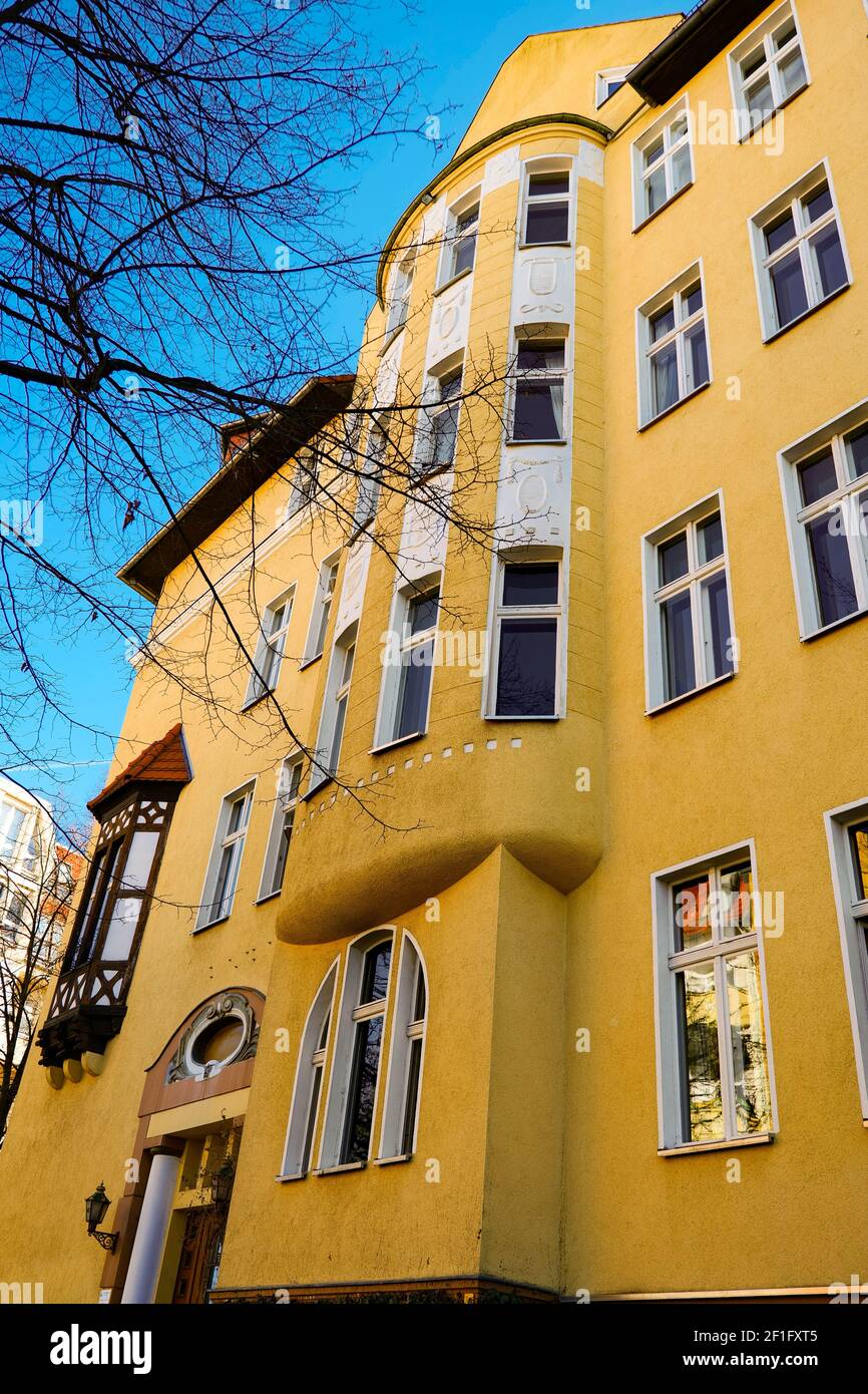 Bright yellow house hi-res stock photography and images - Alamy