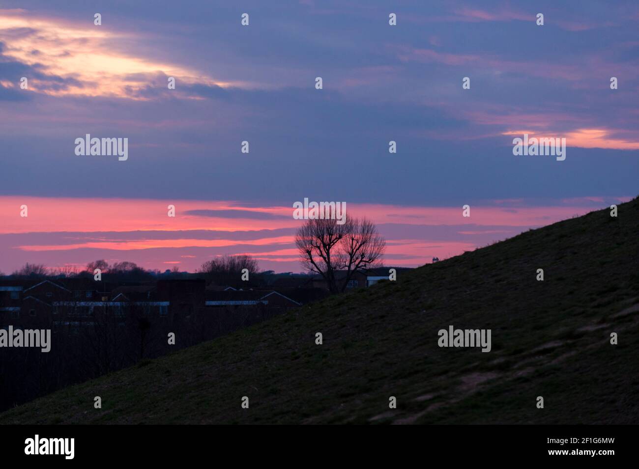 London, UK.  8 March 2021. UK Weather: Sunset at Northala Fields in north west London.  The forecast is for changeable conditions and wetter weather towards the end of the week.  Credit: Stephen Chung / Alamy Live News Stock Photo