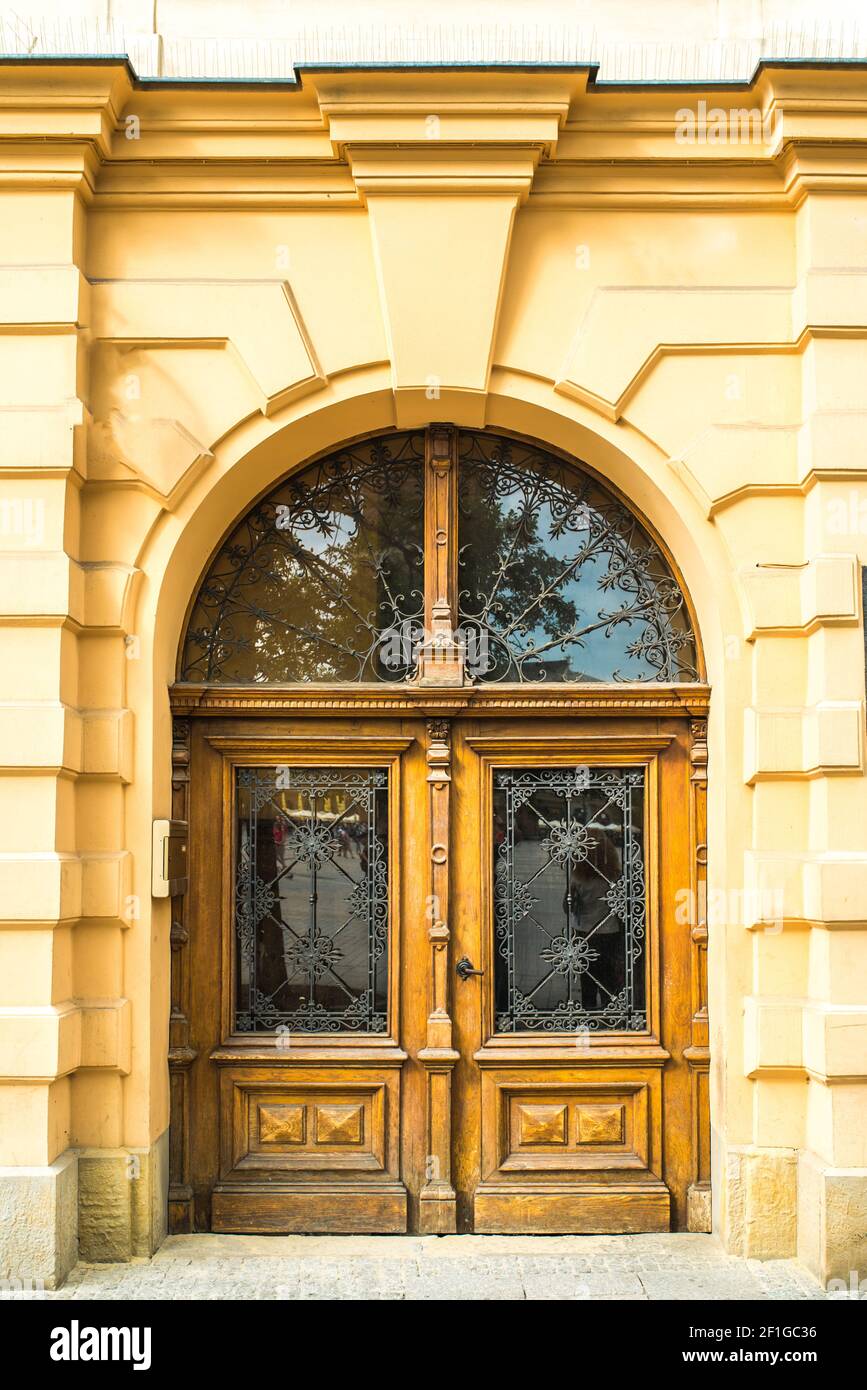 Vintage wooden entry door hi-res stock photography and images - Alamy