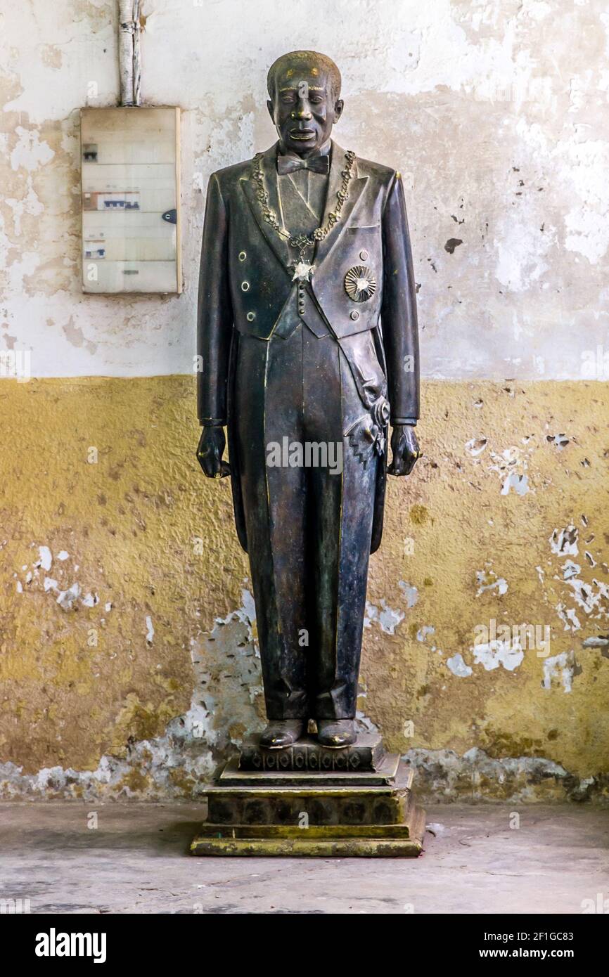Senegal, Statue of Léopold Sédar Senghor in his birthplace in Joal Fadiouth. Léopold Sédar Senghor, born October 9, 1906 in Joal, Senegal, and died De Stock Photo