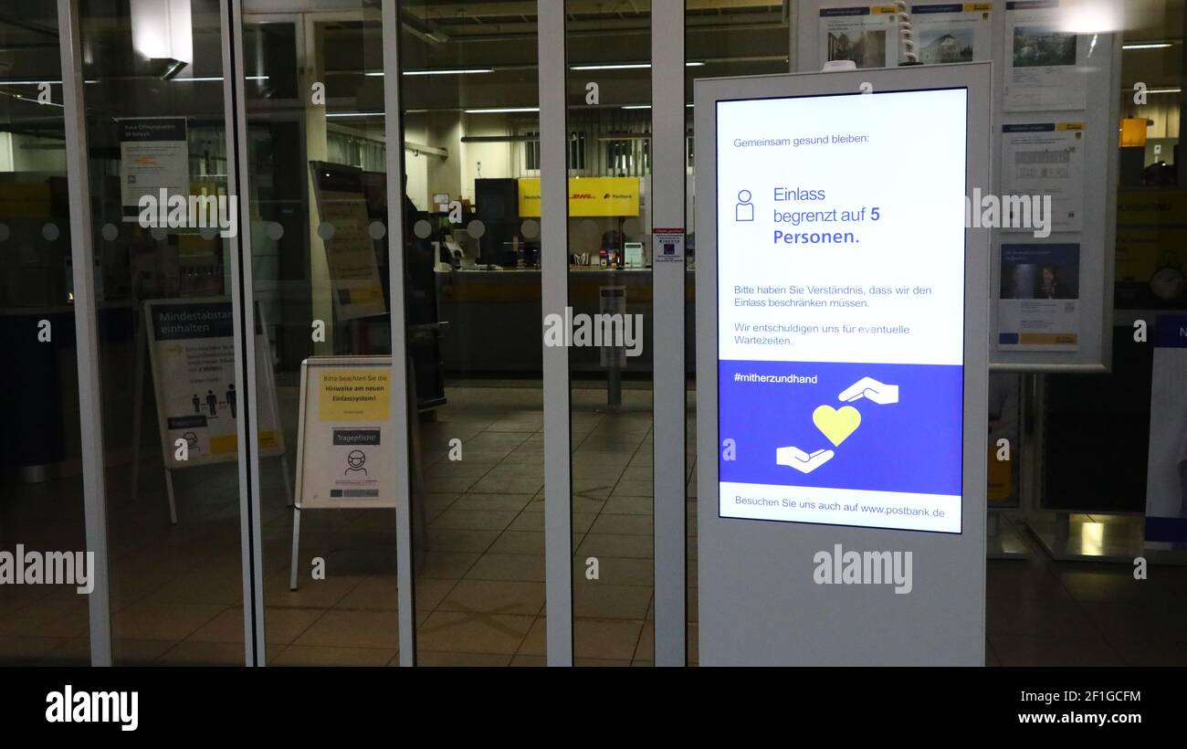 Kundenleitsystem und Beschränkungssystem in einer Postbank Deutsche Post Filiale Symbolbild Stock Photo