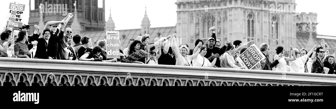 Jubilee 2000 Coalition Human Chain to urge the cancellation of Third World Debt  Picture shows protesters on Westminster Bridge Stock Photo