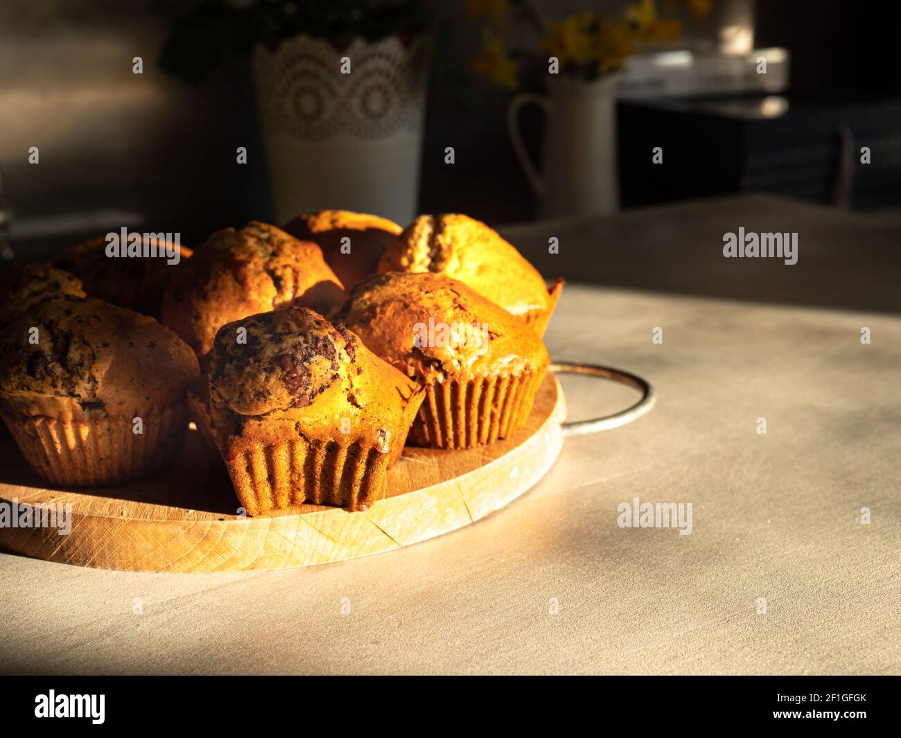 https://c8.alamy.com/comp/2F1GFGK/many-cupcakes-on-a-wooden-table-warm-lights-fresh-cookies-with-oven-closeup-muffin-2F1GFGK.jpg