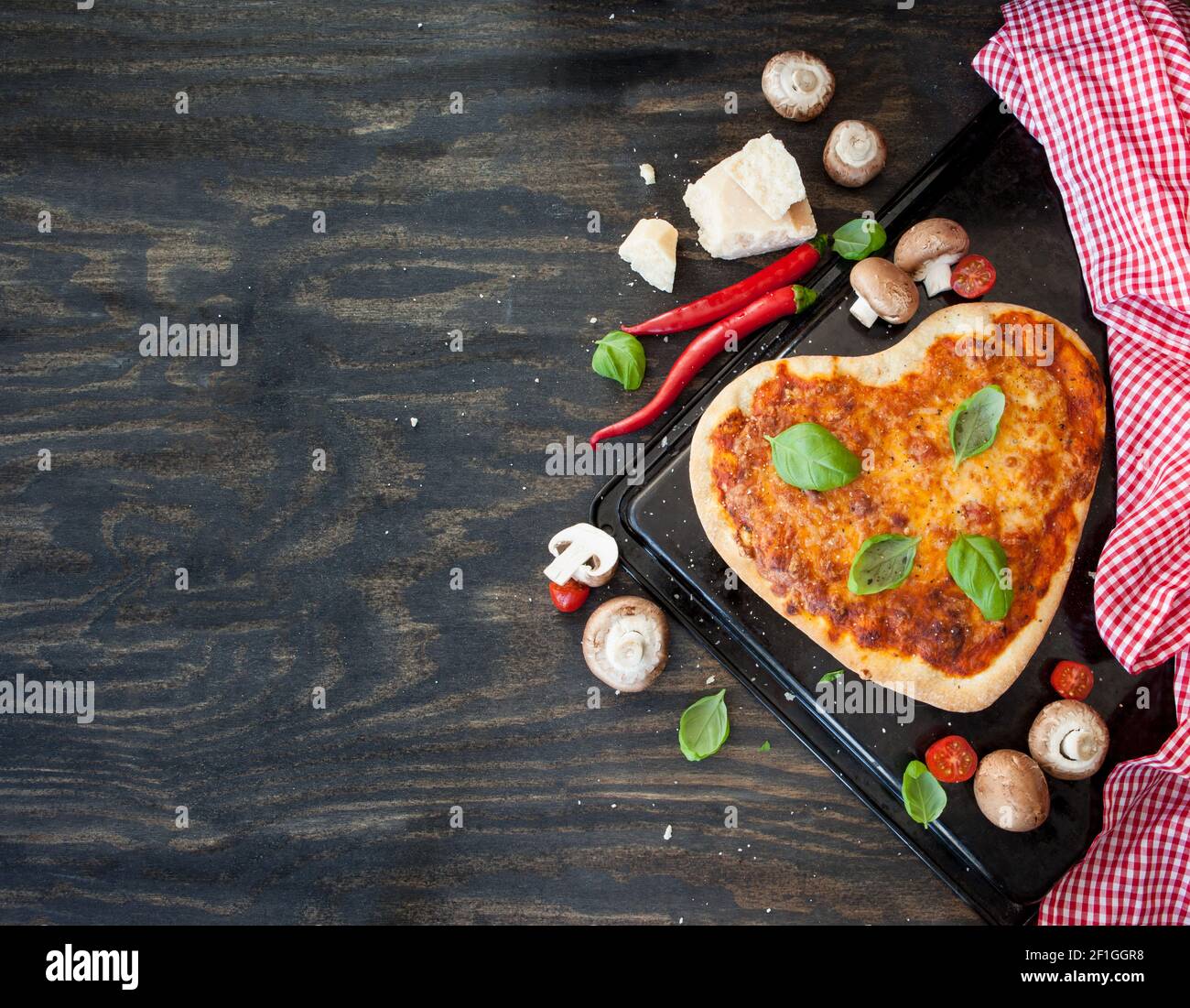 Pizza Margherita in Herzform Stock Photo