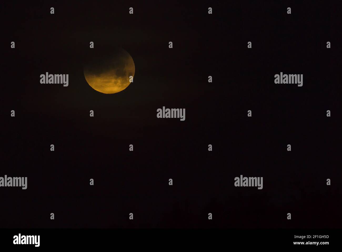 Super Moon In Lunar Eclipse Stock Photo Alamy