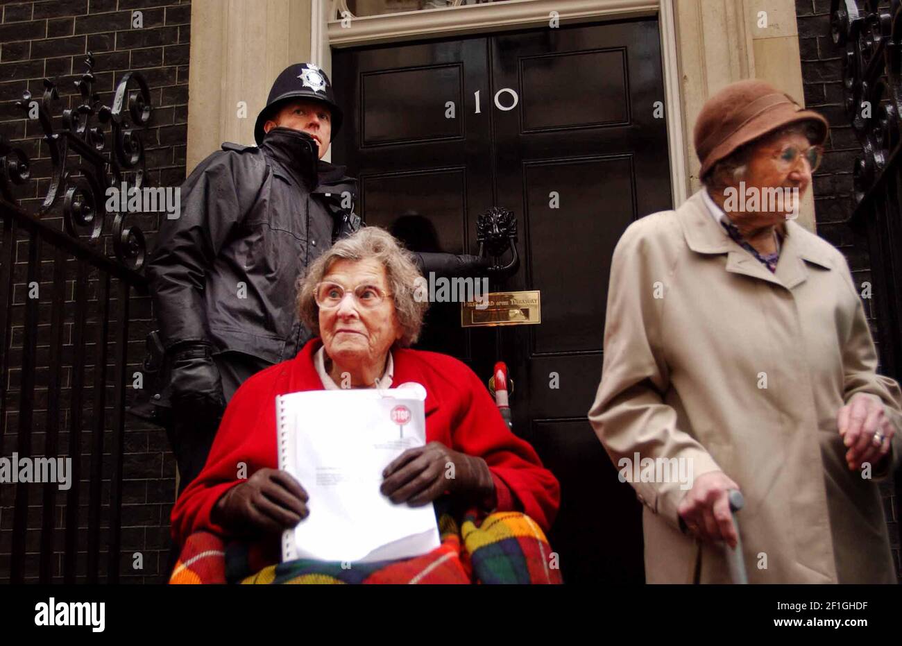 102 YEAR OLD ROSE COTTLE [CENTRE] OUTSIDE  NUMBER TEN DOWNING STREET TODAY MARCH 18 BEFORE HANDING  IN A PROTEST OVER HER EVICTION FROM A CARE HOME IN BOREHAMWOOD, HERTS, WHICH IS BEING CLOSED AND SOLD TO PROPERTY DEVELOPERS.    18/3/02 PILSTON Stock Photo