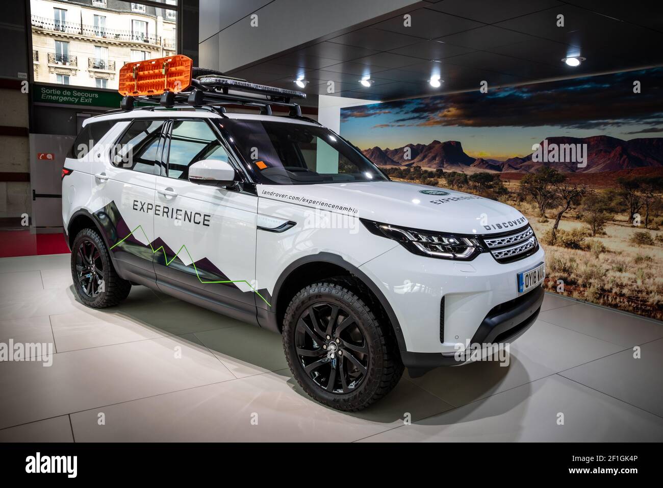 Coördineren Vier Dictatuur Land Rover Discovery Experience SUV car at the Paris Motor Show. France -  October 3, 2018 Stock Photo - Alamy