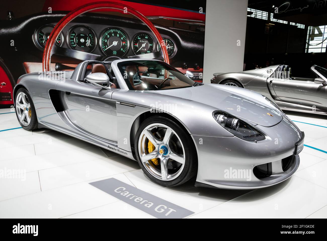 Porsche Carrera GT ganha pintura do catálogo da Ferrari - Motor Show