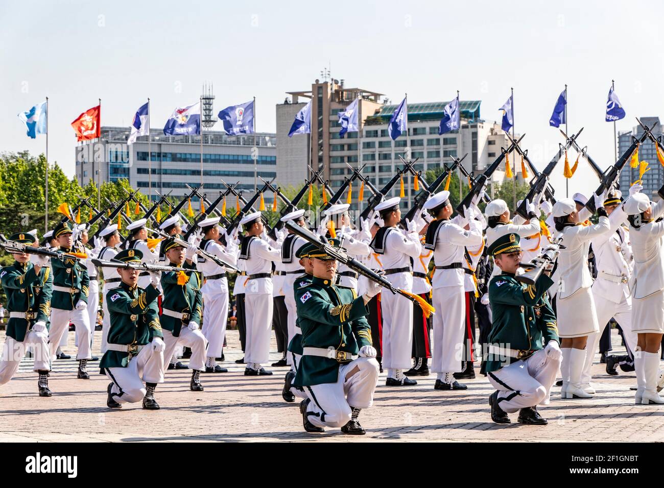 Seoul, South Korea. 27th May, 2017. Members of the South Korean Military Honor Guard, dressed in traditional military uniforms, perform Stock Photo