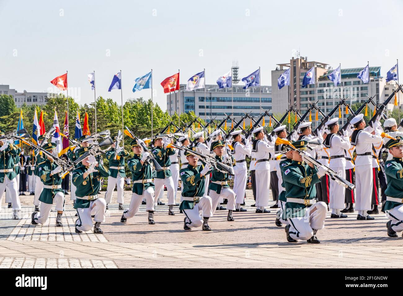 Seoul, South Korea. 27th May, 2017. Members of the South Korean Military Honor Guard, dressed in traditional military uniforms, perform Stock Photo