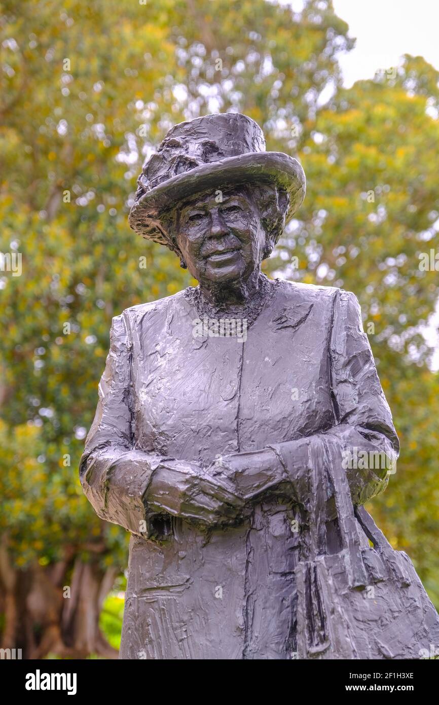 A statue of Queen Elizabeth standing in the grounds of the South