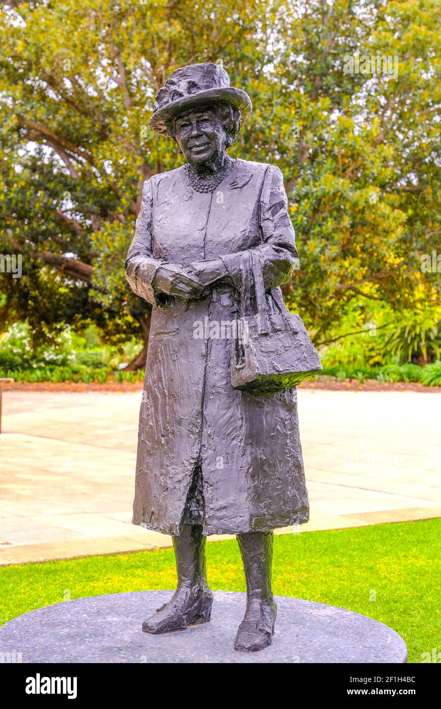 A statue of Queen Elizabeth standing in the grounds of the South