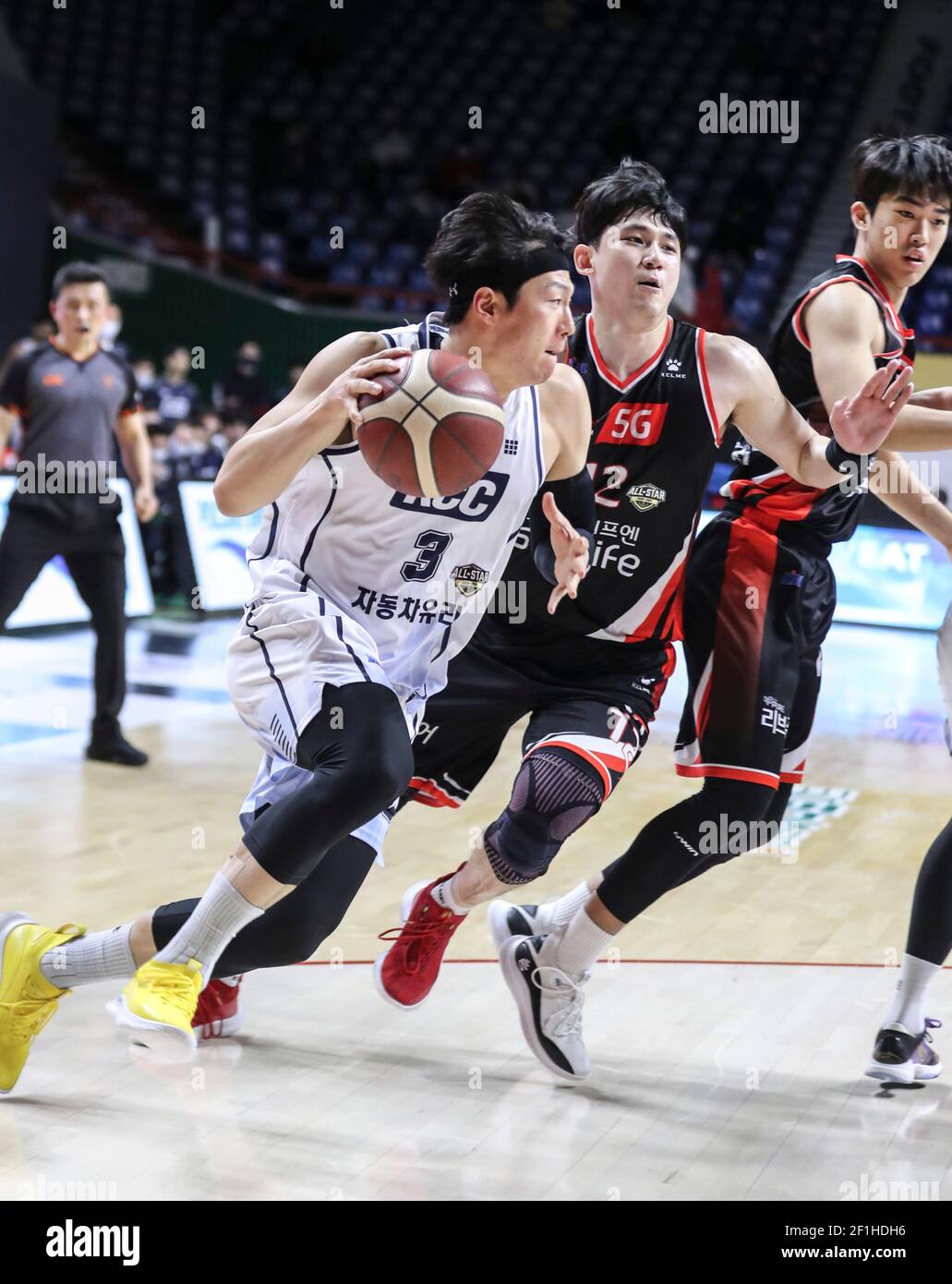 09th Mar, 2021. Lee Jung-hyun in action Jeonju KCC Egis' Lee Jung-hyun (L)  dribbles the ball during a Korean Basketball League game against the Busan  KT Sonicboom in Busan, 450 kilometers southeast
