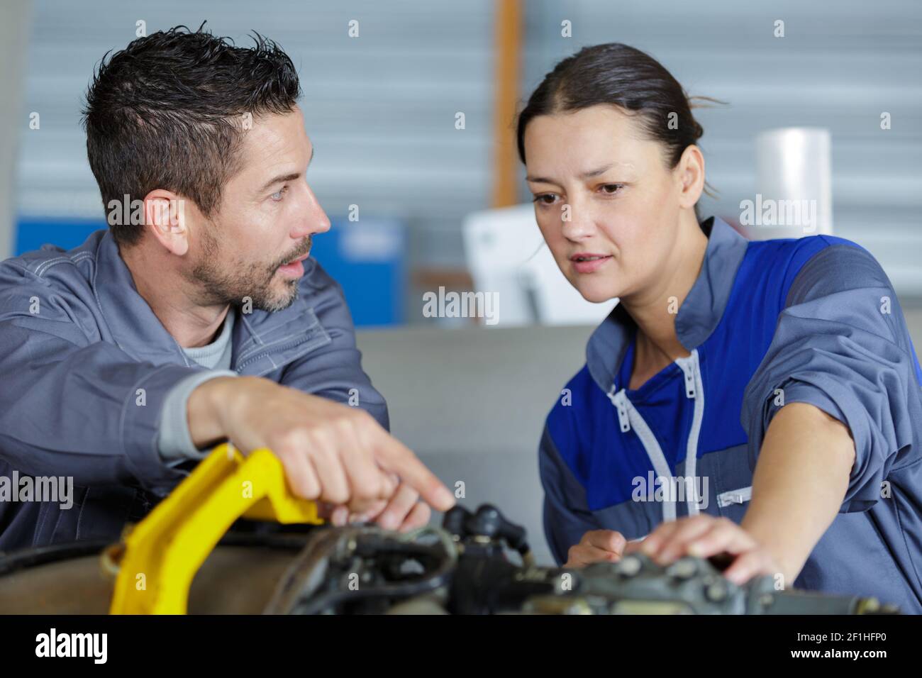 Инструктор механика. Автоинструктор петрозаводск. Сергей назаренко. Инструкторов ремонт на внутрь мужик. Автоинструктор.