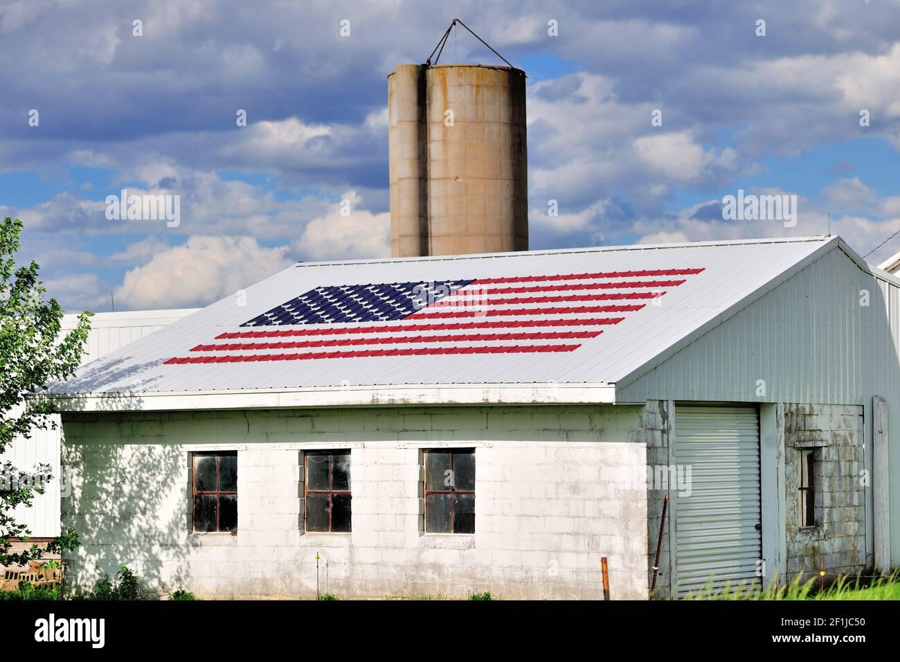 Burlington, Illinois, USA. A patriotic shed on a farm that provides a glimpse at conservative and traditional values common within the Midwestern US. Stock Photo
