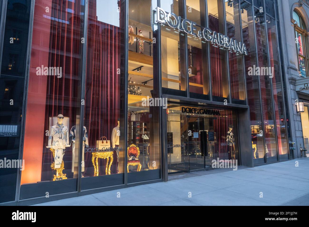 Live: Shopping on 5th Avenue, New York 