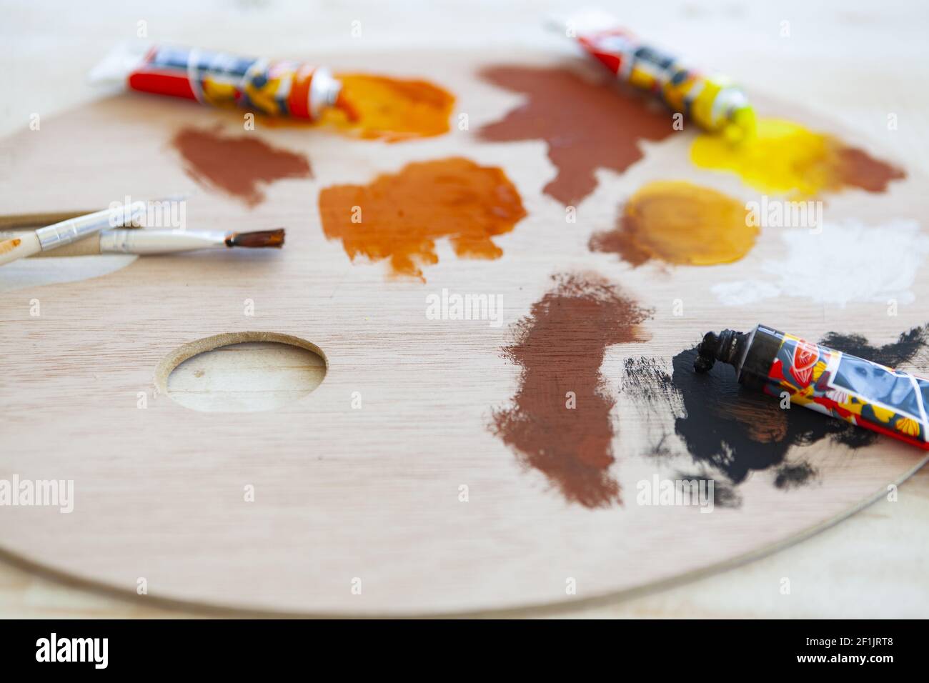 Artists paint pallet and brush hi-res stock photography and images - Alamy