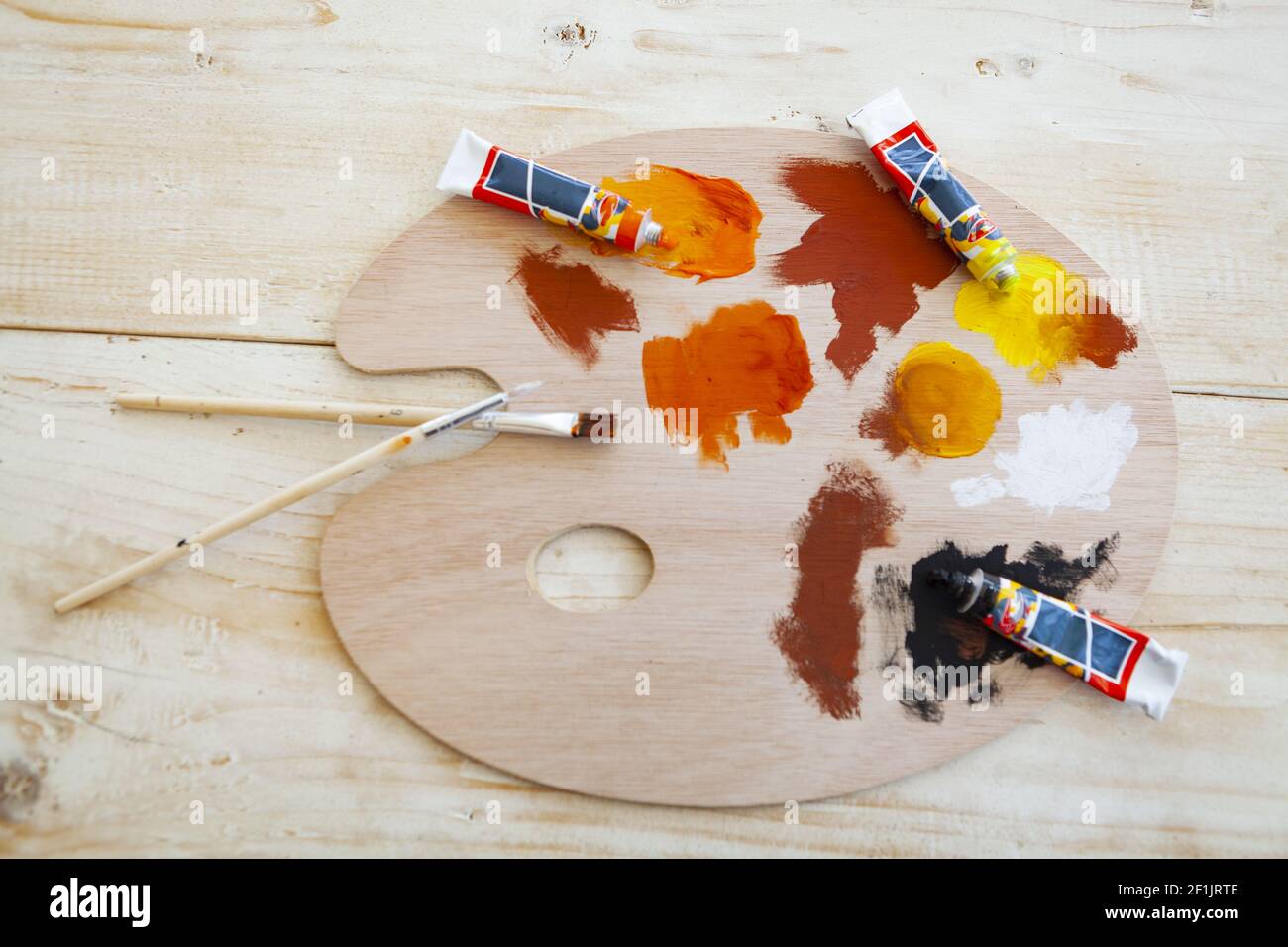 Artists paint pallet and brush hi-res stock photography and images - Alamy