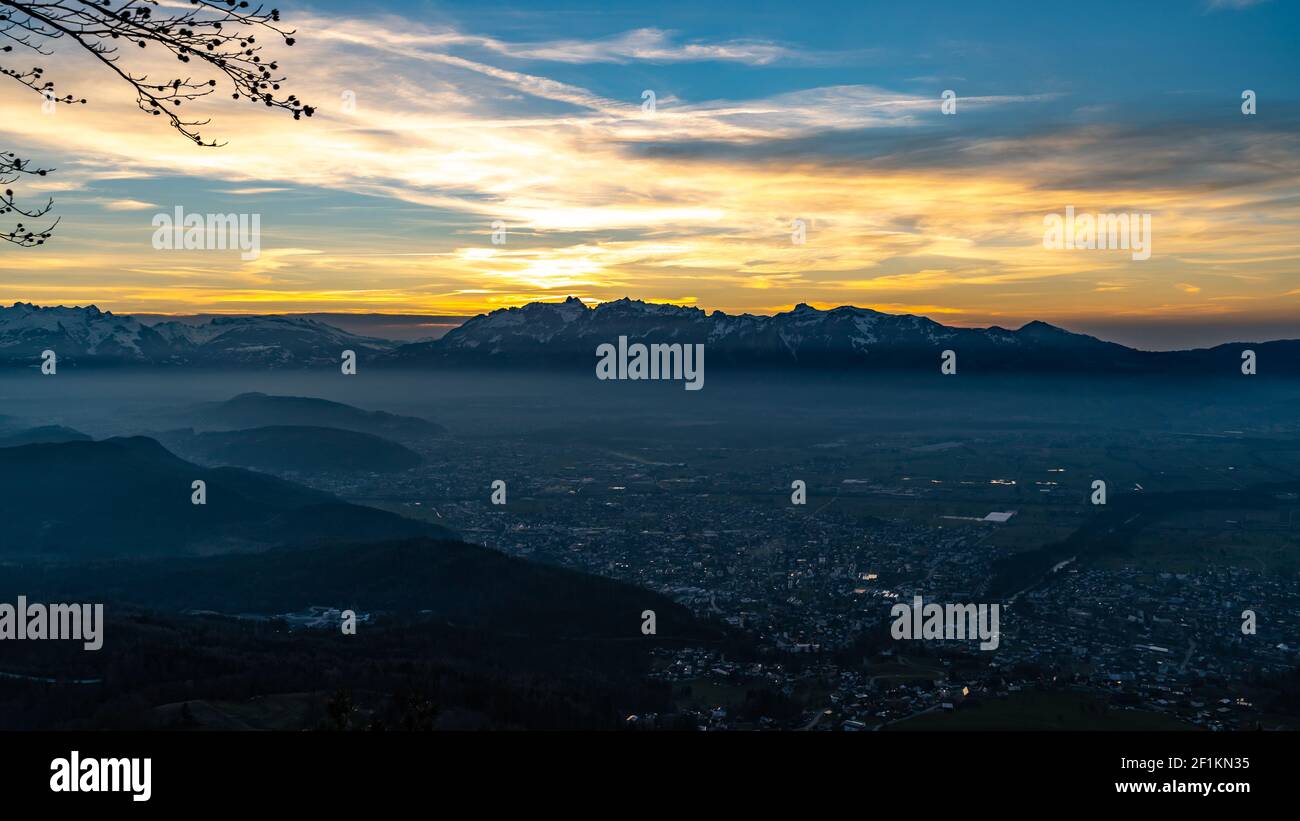Sonnenuntergang über dem Rheintal. Bodennebel liegt auf Feldkirch und Rankweil. Sunset over the Rhine Valley. Ground fog lies on the city, Vorarlberg Stock Photo