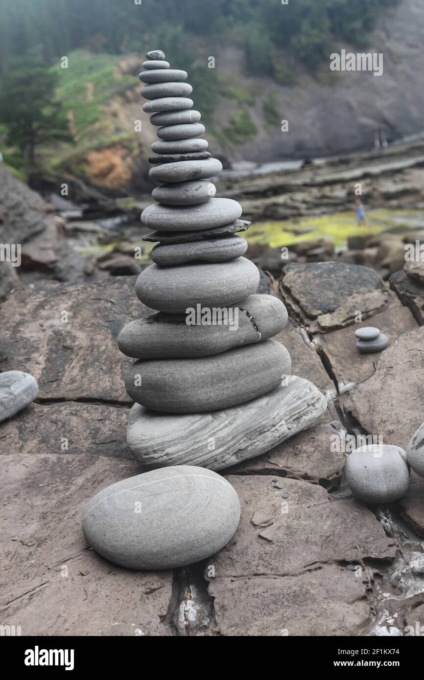 Gravel beach tower stacked beach hi-res stock photography and images ...