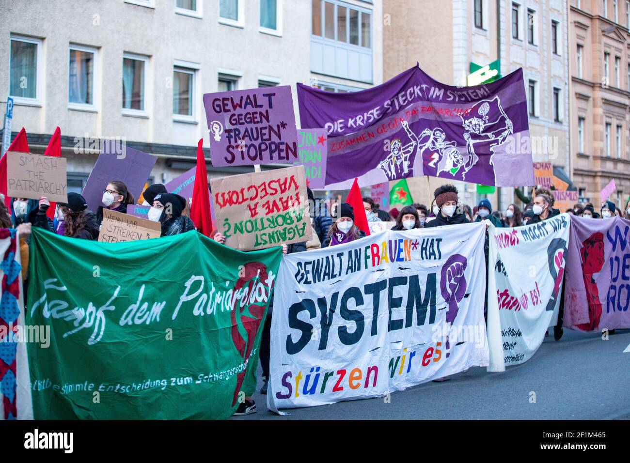 Zum Frauenkampftag haben sich am 8. März 2021 bis zu Tausend Menschen in München versammelt, um gegen Sexismus, Femizide und für gleiche Bezahlung bei gleichwertiger Arbeit zu demonstrieren.   *   On March 8 2021, the international women's day, up to thousand people joined a demonstration in Munich, Germany to protest against sexism, femicides and for equal payment for equal work. (Photo by Alexander Pohl/Sipa USA) Stock Photo