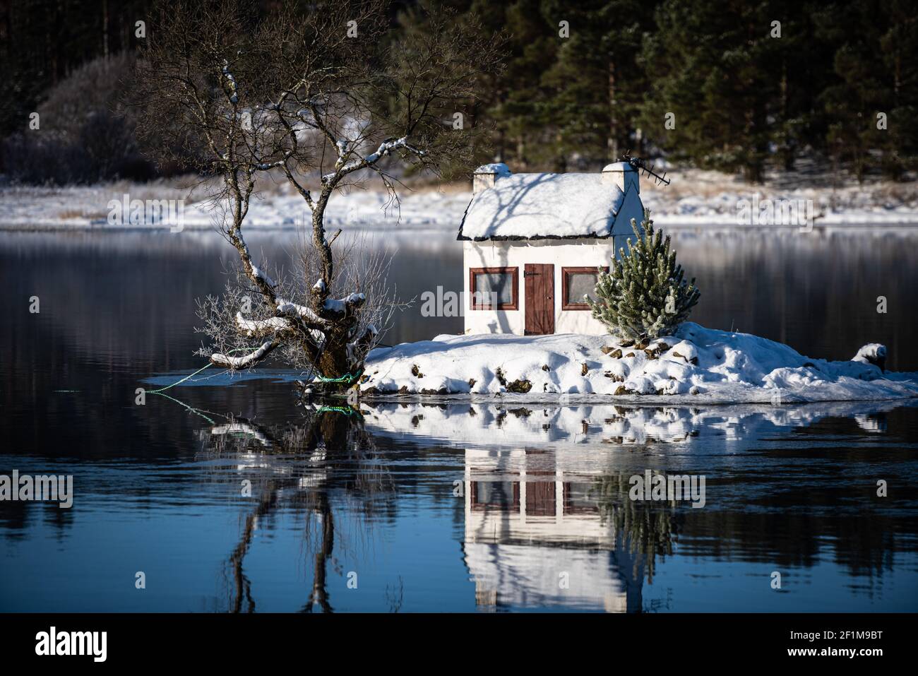The Wee Hoose in snow, Loch Shin, Lairg, Sutherland, Highland, Scotland, UK Stock Photo