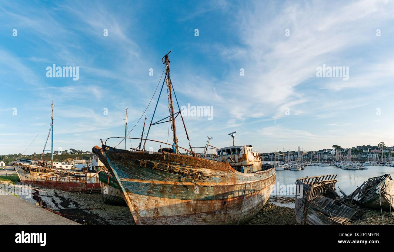 Old fishing boat wrecks in the ship cemetery of Camaret-Sur-Mer Stock Photo