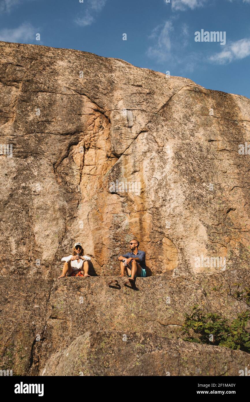 Man woman sitting cliff hi-res stock photography and images - Alamy