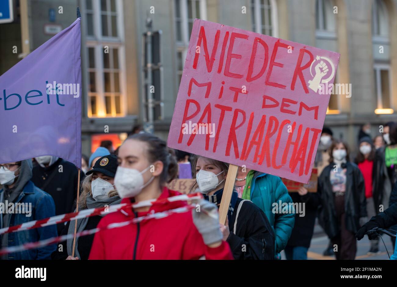 Demonstrantin hält Schild mit der Aufschrift: ' Nieder mit dem Patriarchat '. Am Weltfrauentag, dem 8.3.2021 haben sich in München um die 1000 Menschen versammelt, um für das Recht auf Schwangerschaftsabbrüche, gegen den Gender-Pay-Gap, Sexismus und Femizide zu demonstrieren. - On the international women's day March 8 2021 around 1000 people joined a demonstration in Munich, Germany to protest against sexism, the gender-pay-gap and femicides. (Photo by Alexander Pohl/Sipa USA) Stock Photo