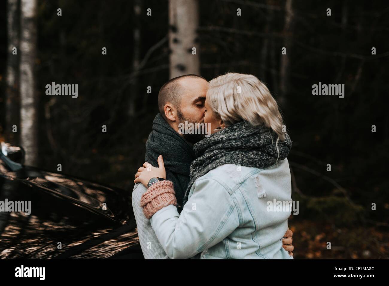 Woman and man hug and kiss hi-res stock photography and images - Alamy