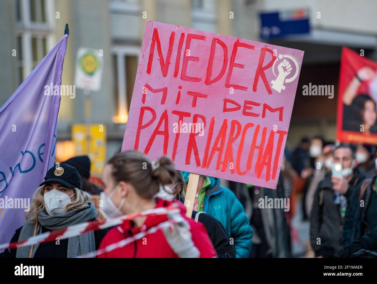 Demonstrantin hält Schild mit der Aufschrift: ' Nieder mit dem Patriarchat '. Am Weltfrauentag, dem 8.3.2021 haben sich in München um die 1000 Menschen versammelt, um für das Recht auf Schwangerschaftsabbrüche, gegen den Gender-Pay-Gap, Sexismus und Femizide zu demonstrieren. - On the international women's day March 8 2021 around 1000 people joined a demonstration in Munich, Germany to protest against sexism, the gender-pay-gap and femicides. (Photo by Alexander Pohl/Sipa USA) Stock Photo